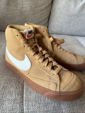 Women’s Nike blazer mid Suede Sneakers NWOT in Tan with White Swoosh